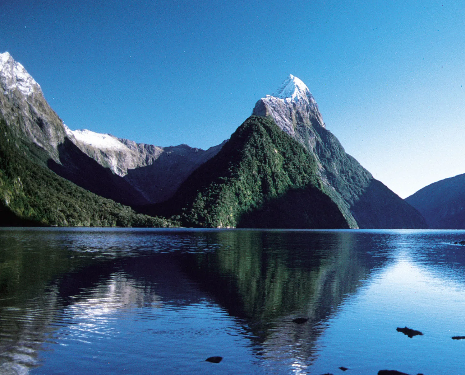 Mitre-Peak-waters-Milford-Sound-Fiordland-National